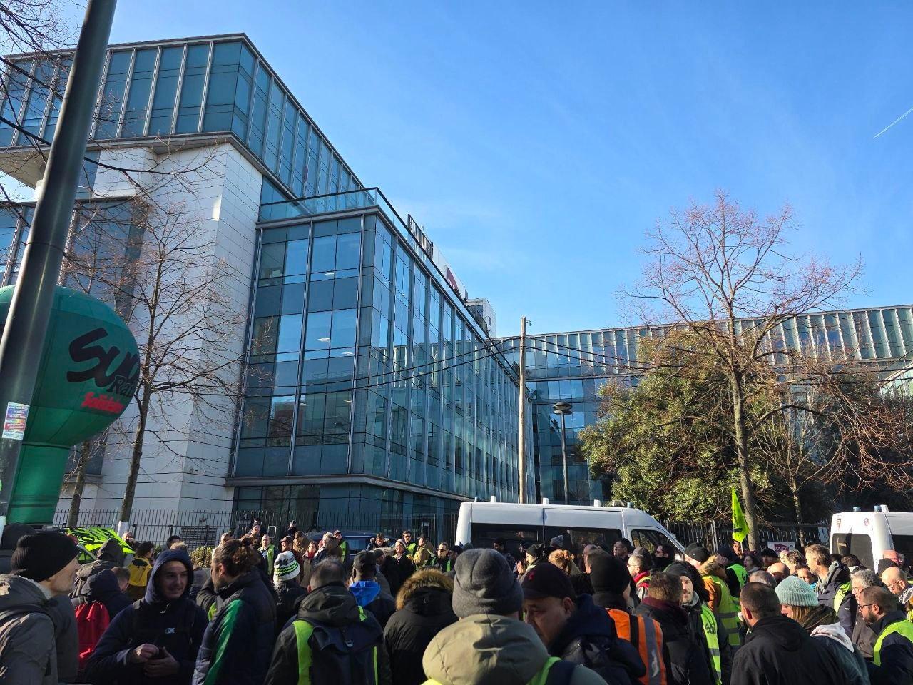 Train drivers in St Denis