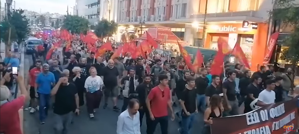 Picture of hundreds of antifascists marching in Athens